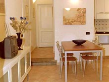 Florence, Tuscany - the apartment Via dei Gioberti is a holiday rental apartment / flat in central Florence, ten minutes walk from the Duomo and Santa Croce