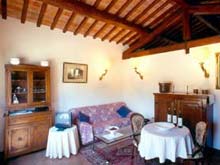 Italian holiday rental apartments in Tuscany, close to Cortona. Vacation lodging in apartments for four people, swimming pool.